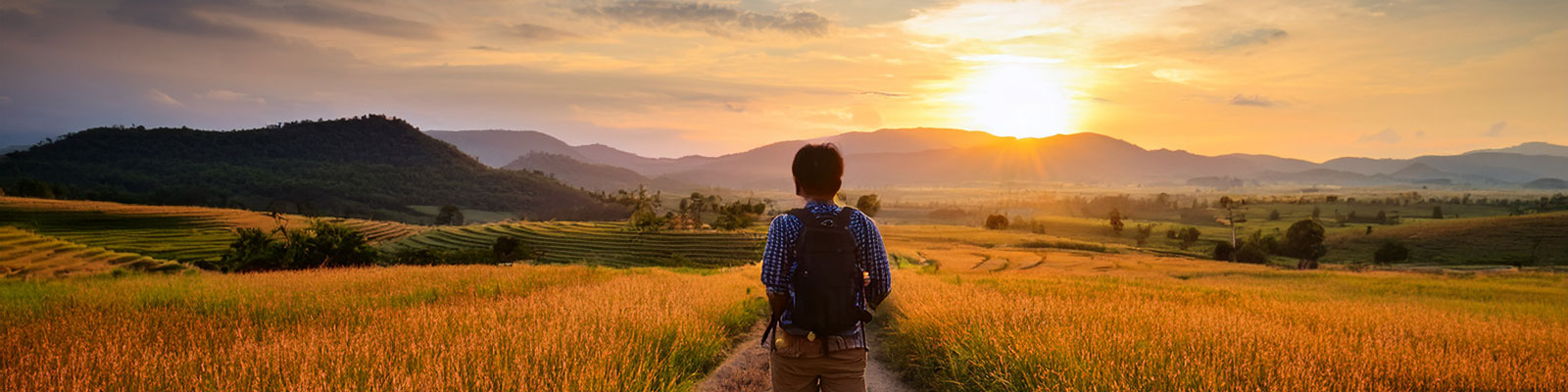 dieses Foto zeigt eine Person, die auf einen Sonnenuntergang blickt, KI-generiert